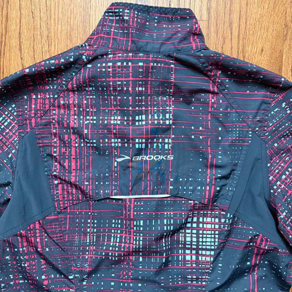 Brooks Shelter Technology running zip up jacket size M - Picture 10 of 16